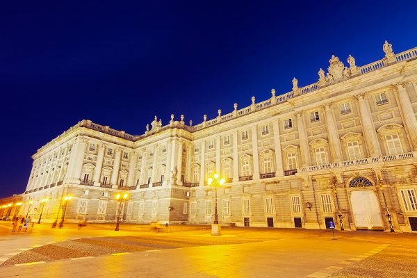 royal-palace-in-madrid-PKQJQMN.jpg